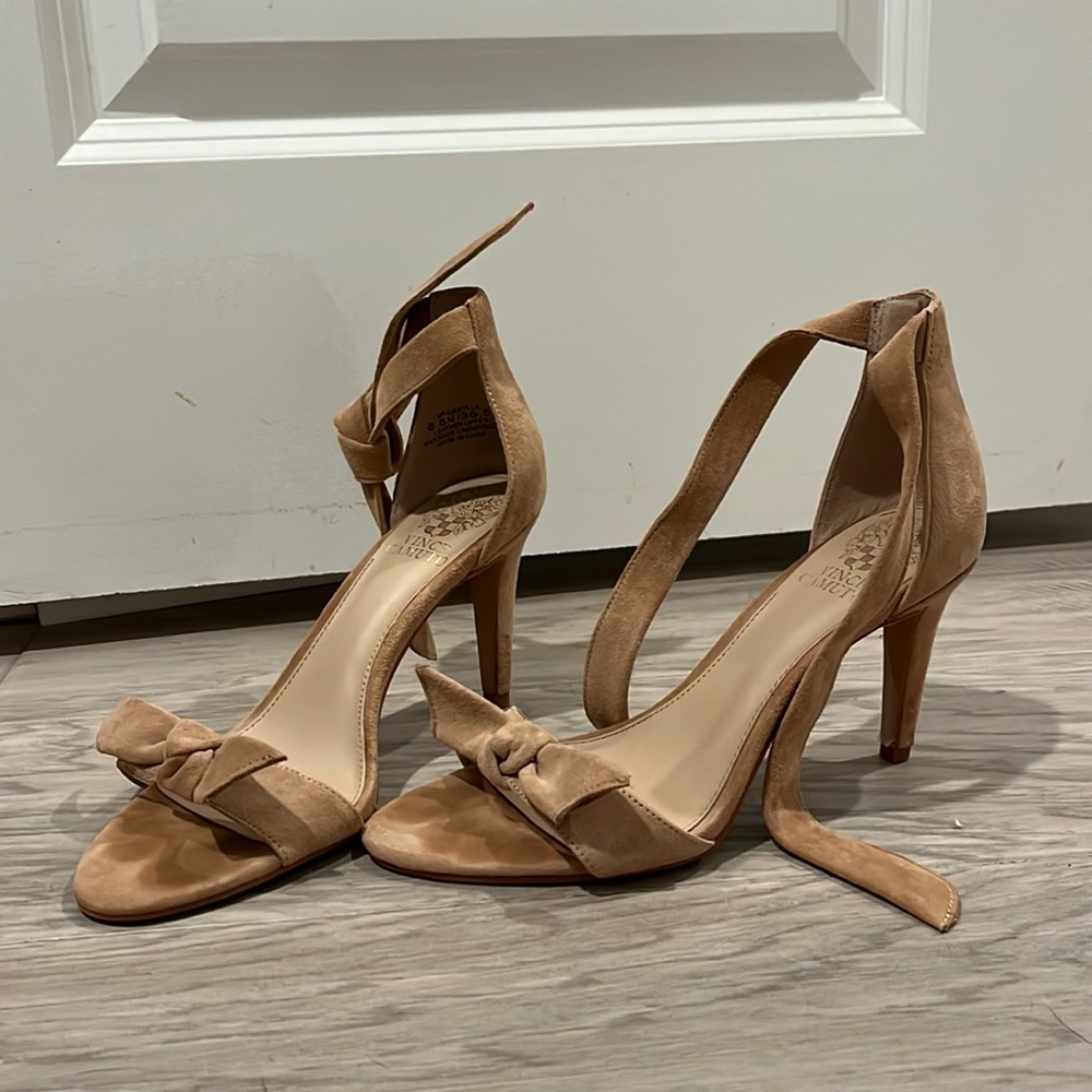 Vince Camuto Size 6.5 beige/nude suede bow heels